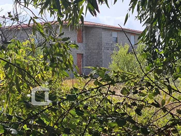 Casa con 10 locali in vendita in Posada