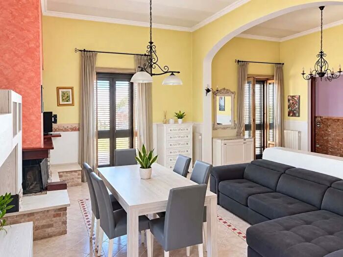 Casa con 8 locali in vendita in Via Madonna dei Greci, Veglie