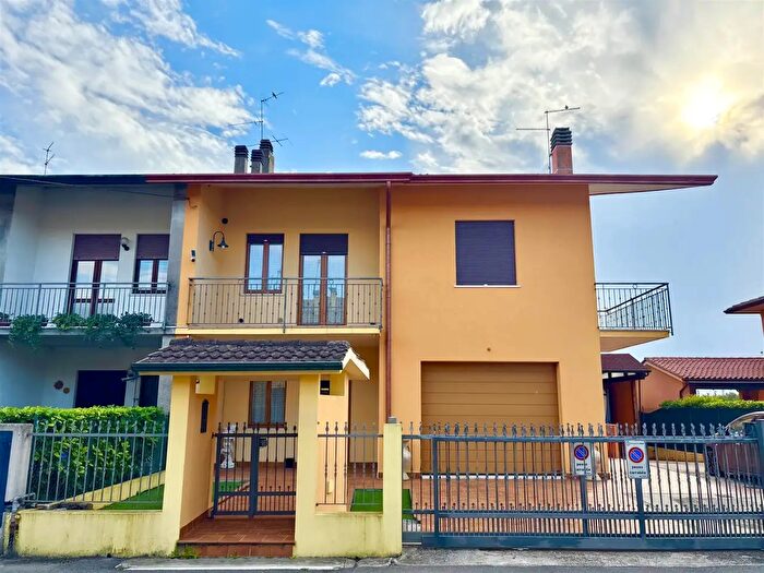 Casa con 8 locali in vendita in Lonigo