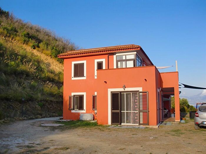 Casa con 5 locali in vendita in San Giovanni A Piro