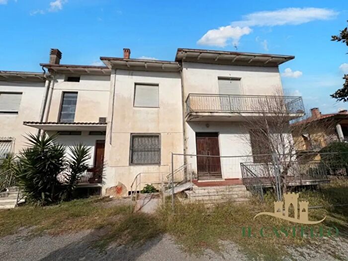 Appartamento con 5 locali in vendita in Viale Milano, Castiglione Del Lago