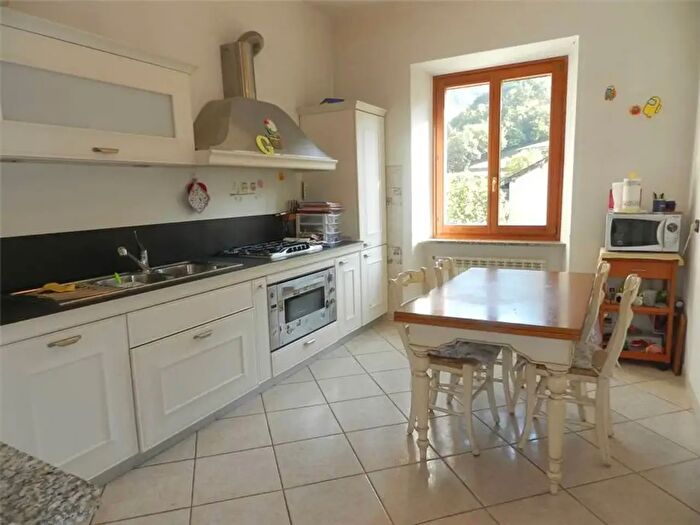 Appartamento con 5 locali in vendita in Loc Vobbietta, Isola Del Cantone