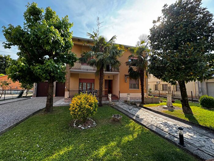 Casa con 9 locali in vendita in Finale Emilia