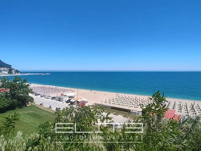 Casa con 6 locali in vendita in Numana