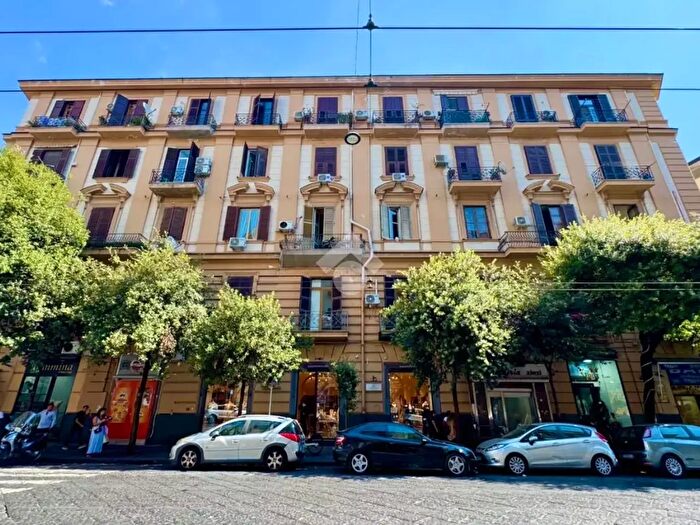 Appartamento trilocale in vendita in Via Benedetto Cairoli, Napoli