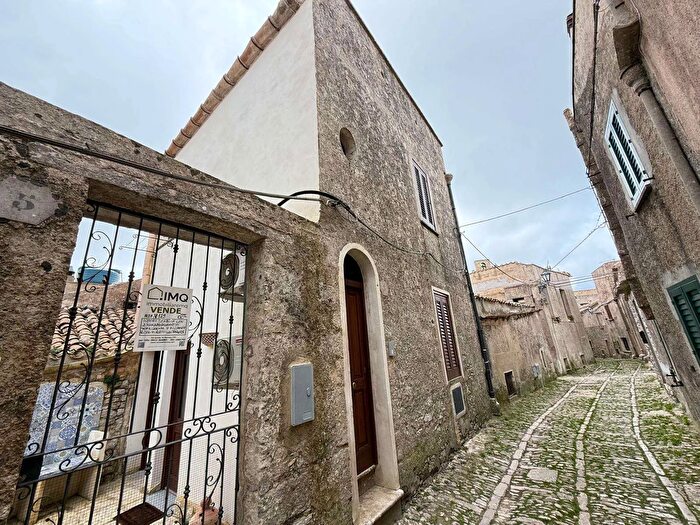 Casa con 5 locali in vendita in Erice