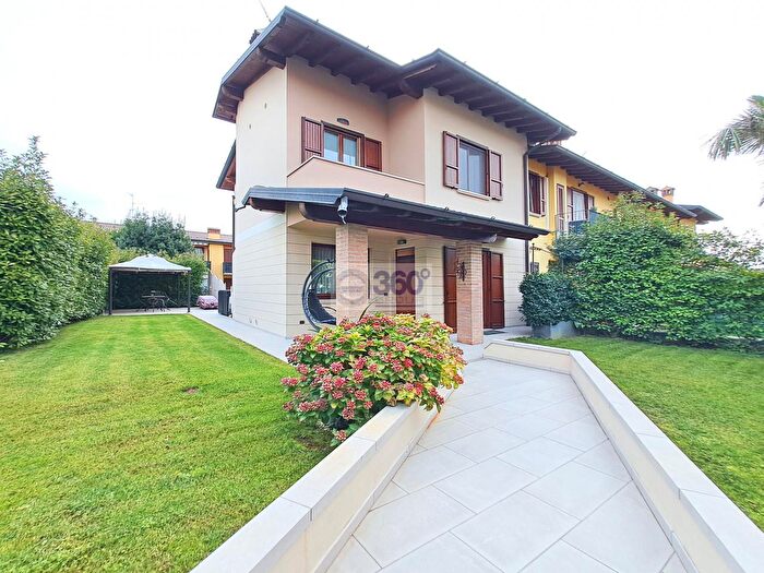 Casa quadrilocale in vendita in Via San Carlo Borromeo, Erbusco