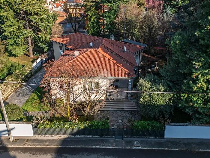 Casa con 12 locali in vendita in Via Giosuè Carducci, Castellanza