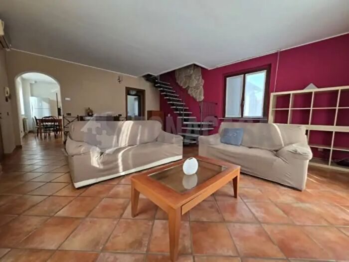 Appartamento quadrilocale in vendita in Via Angera, Sesto Calende