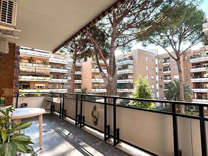 Appartamento trilocale in vendita in Via Val Pellice, Roma