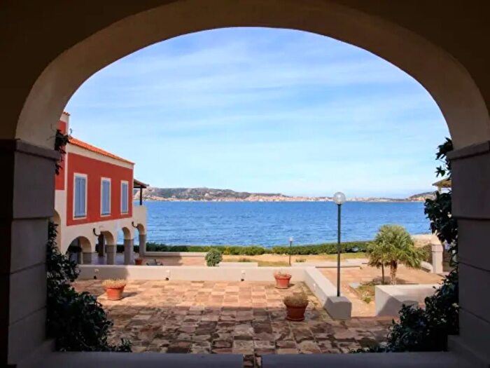 Appartamento con 6 locali in vendita in Via del Faro, Palau