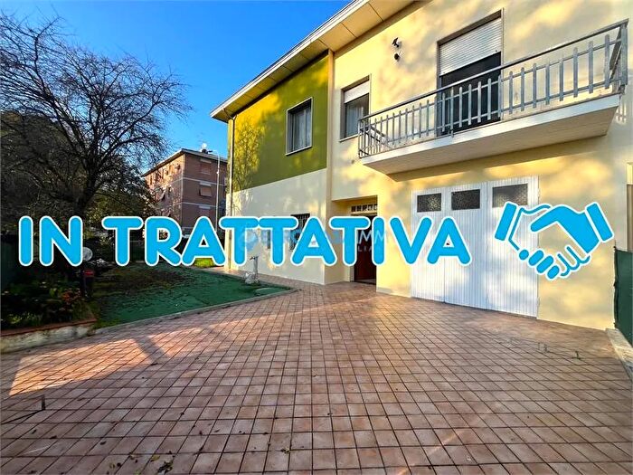 Casa con 6 locali in vendita in Via Gobetti Fabbrico Re, Fabbrico