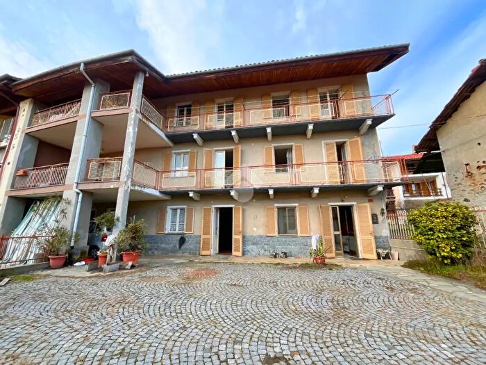 Casa con 6 locali in vendita in Vicolo Canton Marta, Castellamonte