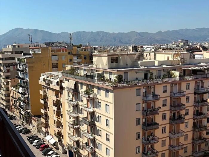 Appartamento con 9 locali in vendita in Via Sampolo, Palermo