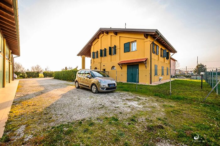 Appartamento trilocale in vendita in Via del Canale, Medicina