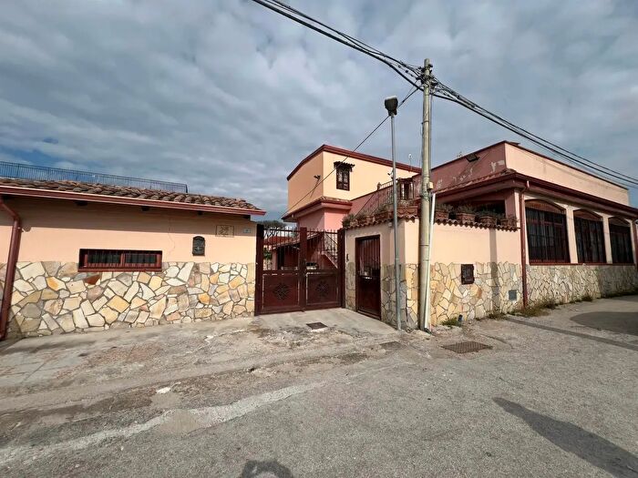 Casa con 5 locali in affitto in Castel Volturno