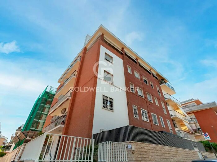 Appartamento quadrilocale in vendita in Via Emilio Albertario, Roma