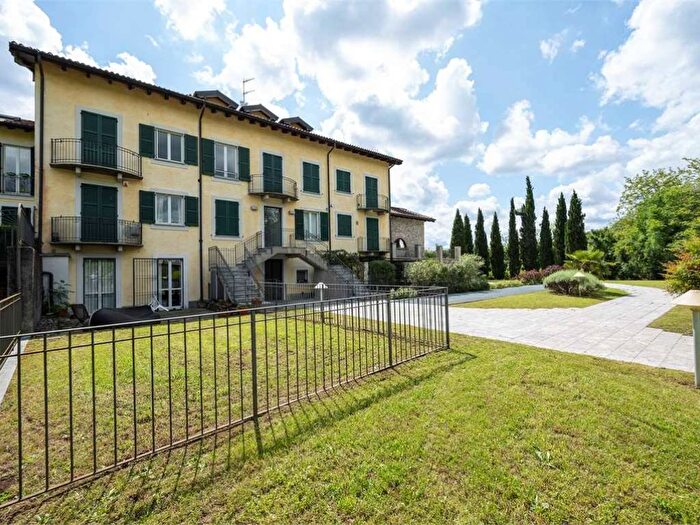 Appartamento bilocale in affitto in Via Mottarone, Lissago Calcinate, Varese