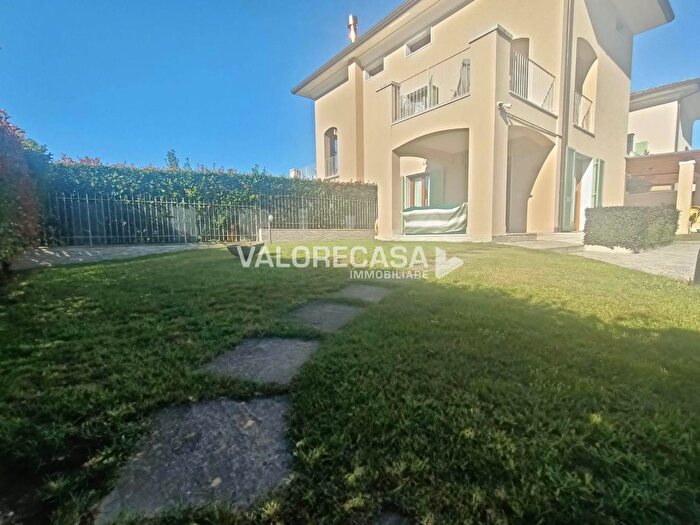 Casa con 7 locali in vendita in Carrara