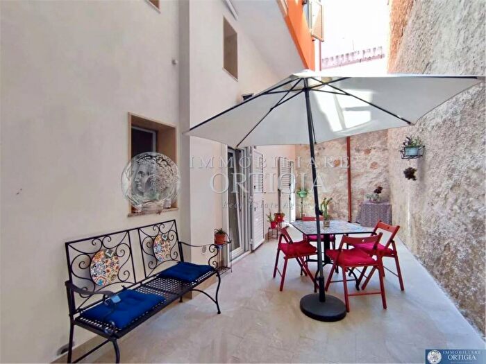 Appartamento con 6 locali in affitto in Via Isonzo No Number, Borgata Santa Lucia, Siracusa