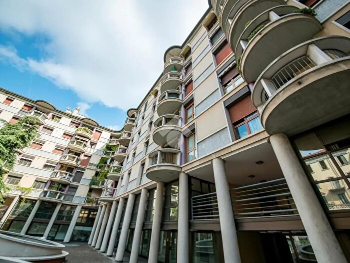 Appartamento trilocale in vendita in Via Custodi, Milano