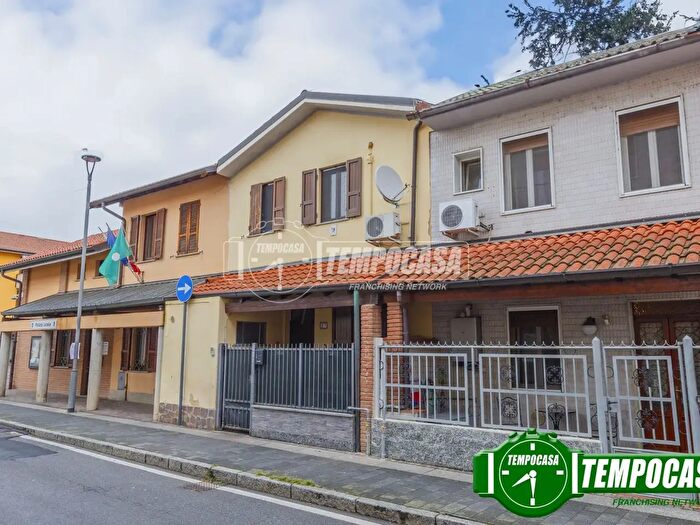 Appartamento bilocale in vendita in Via Roma, Vernate