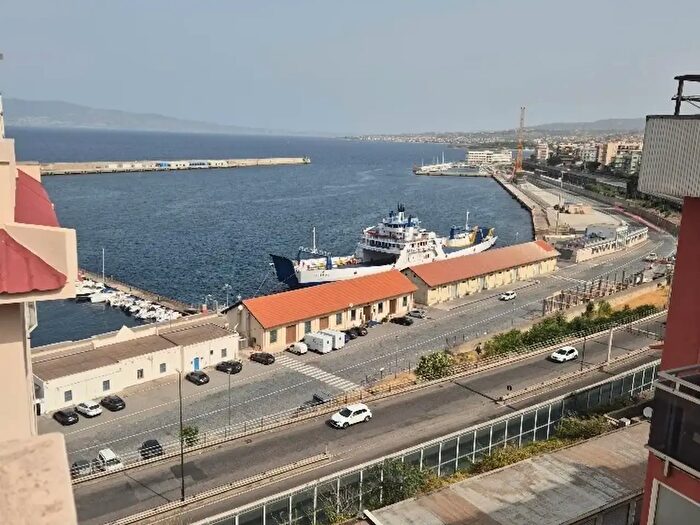 Appartamento con 6 locali in affitto in Via Argine Destro Annunziata, Reggio di Calabria