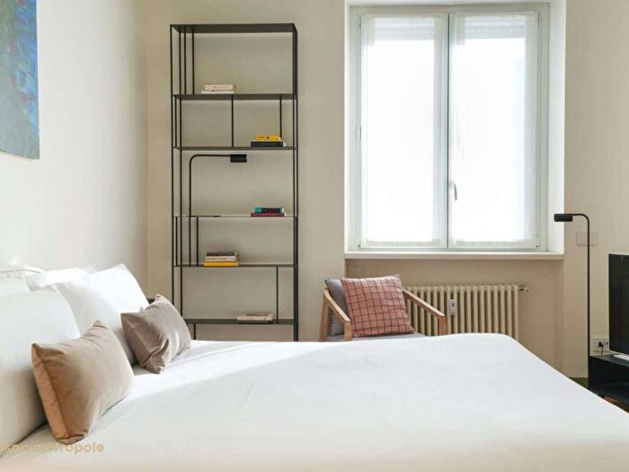 Appartamento trilocale in affitto in Alzaia Naviglio Pavese, Navigli Darsena, Milano