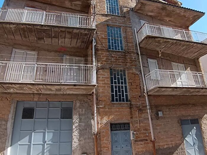 Casa con 8 locali in vendita in Via Cristoforo Colombo, Favara