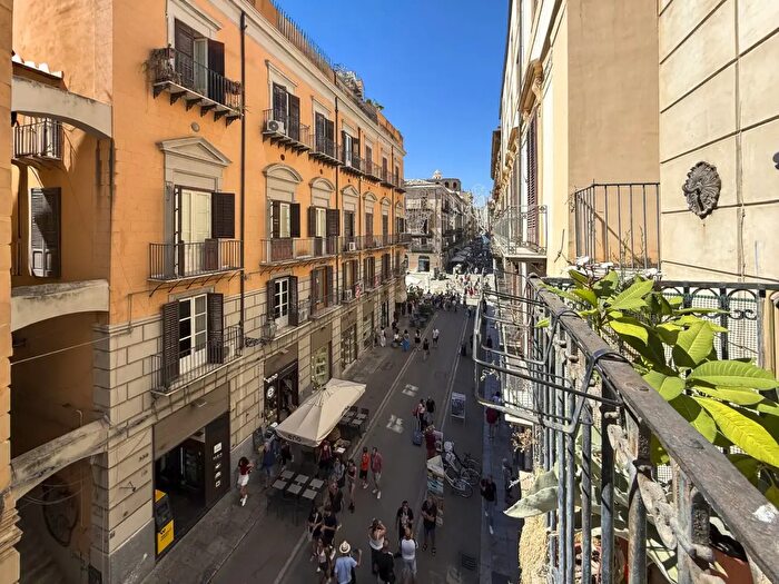 Appartamento trilocale in vendita in Vicolo Ragusi, Palermo