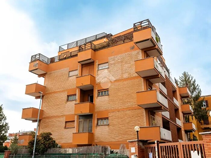 Appartamento trilocale in vendita in Via Vallebona, Roma