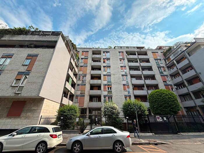Appartamento trilocale in affitto in Via Breno, Lodi Brenta, Milano