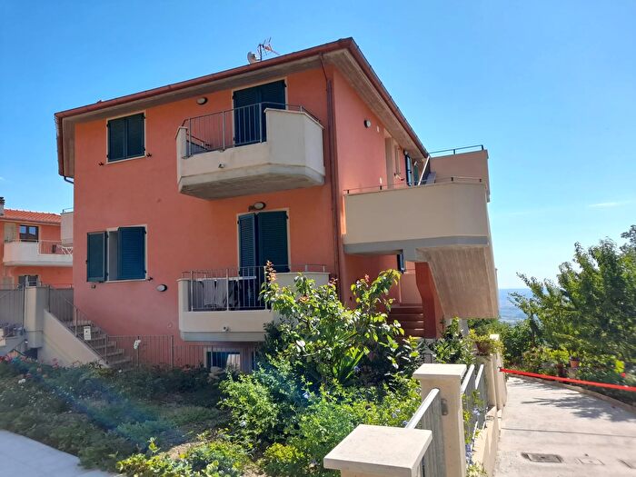 Appartamento trilocale in vendita in Via Mombaroccese, Colli al Metauro