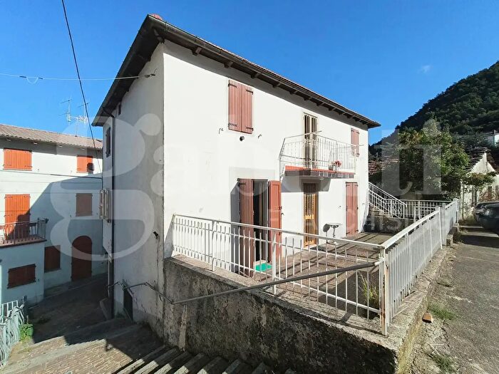 Casa con 5 locali in vendita in Via Torre, Camugnano