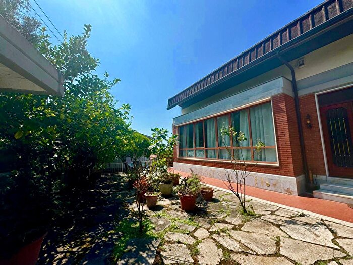 Casa con 5 locali in vendita in Massa