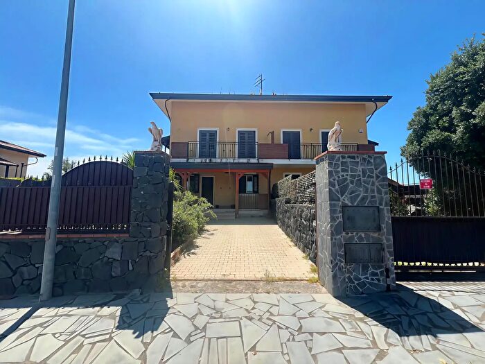 Appartamento con 5 locali in vendita in Via Pescara, Mascalucia