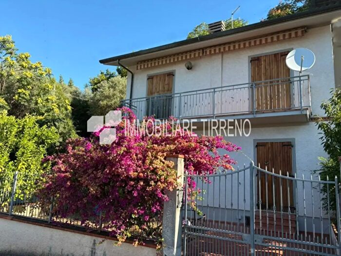 Casa con 6 locali in vendita in Montignoso