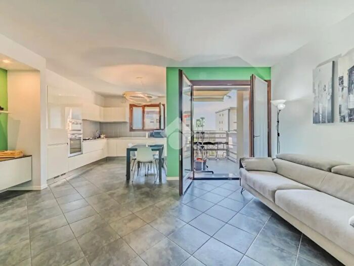 Appartamento trilocale in vendita in Via Ansaldo, Milano