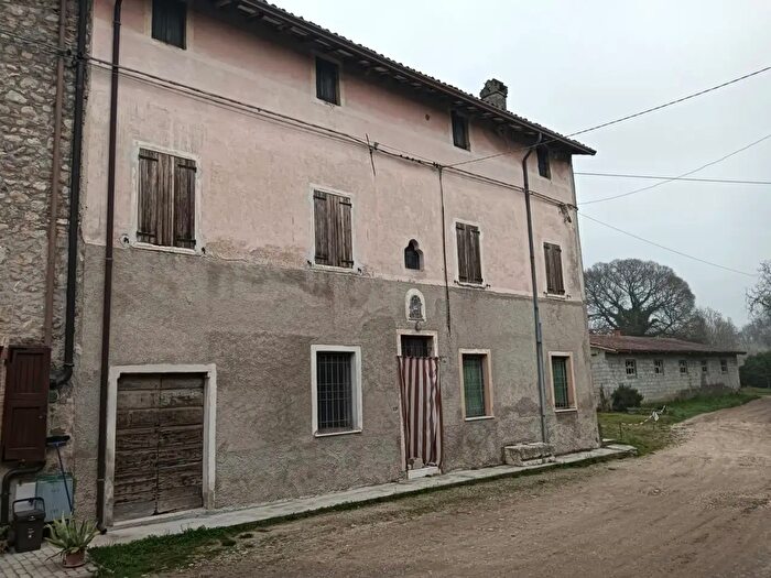 Casa con 5 locali in vendita in Strada Sale, Monzambano
