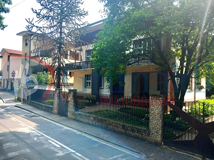 Casa con 5 locali in vendita in Via Dante Alighieri, Limbiate