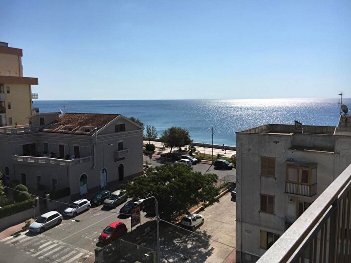 Appartamento quadrilocale in affitto in Via Francesco Caracciolo, Catanzaro Lido, Catanzaro