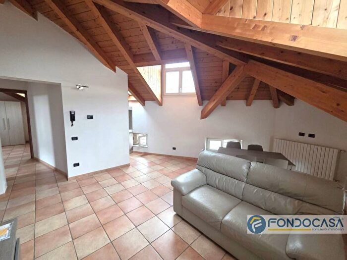 Appartamento bilocale in affitto in Via Montello, Centro, Lentate sul Seveso