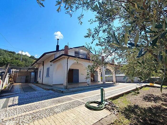 Casa con 6 locali in vendita in Via Isca Scelza, Ascea