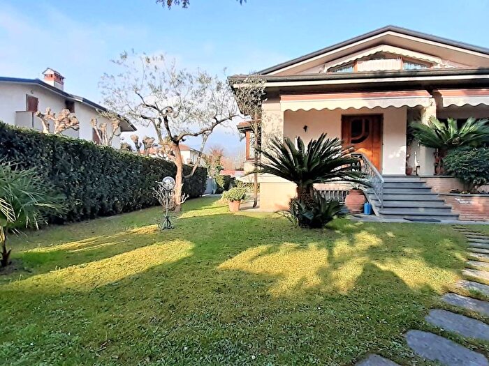 Casa con 6 locali in affitto in Cinquale, Montignoso