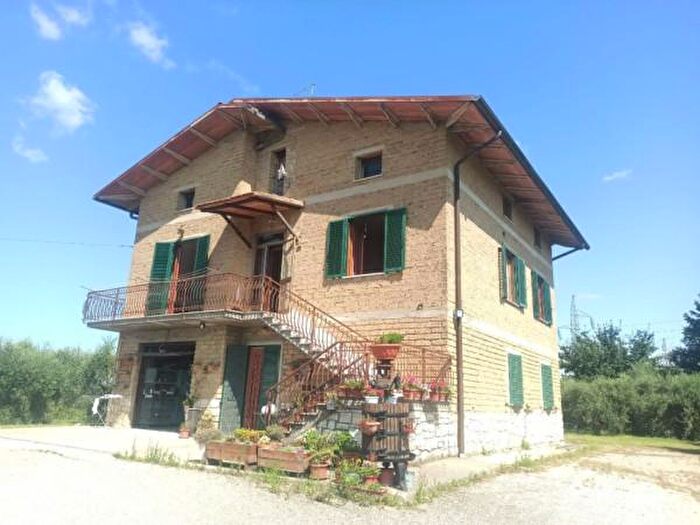 Casa con 6 locali in vendita in Castiglione Del Lago
