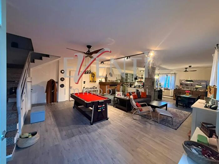 Casa con 8 locali in vendita in Via Madonna della Neve, Envie