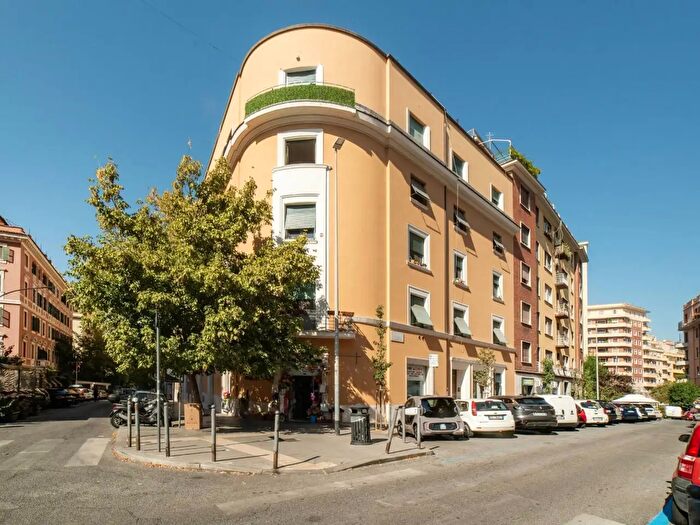 Appartamento con 6 locali in vendita in Via Stamira, Roma