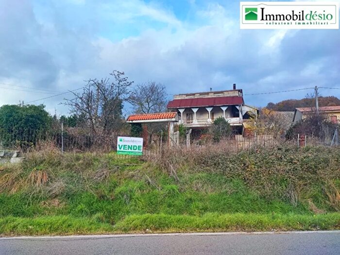 Casa con 8 locali in vendita in Tito