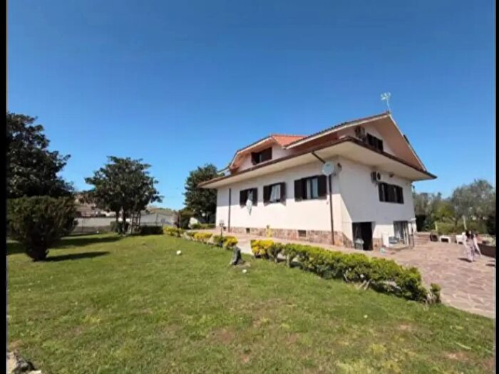 Casa con 10 locali in vendita in Via Trigno, Aprilia