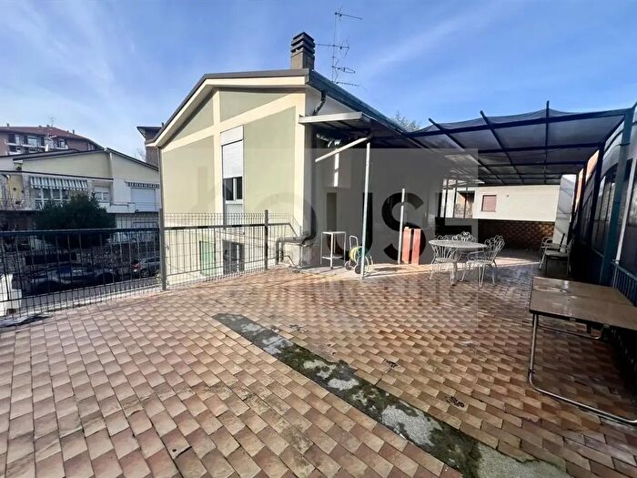 Appartamento quadrilocale in vendita in Via Monti, Monza